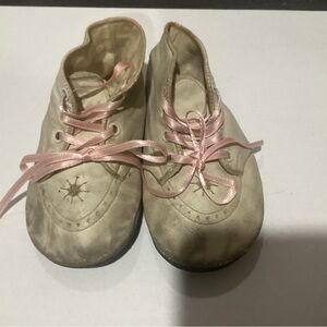 No. 68 Vintage baby shoes Newborn leather, infant. Pre-owned.